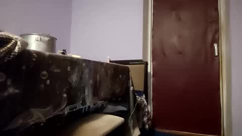 Kitti online show from December 2, 2025, 5:02 am