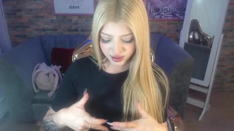 kitty_fox_b online show from February 6, 2025, 6:56 pm