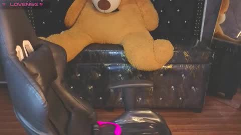 kitty_fox_b online show from November 12, 2025, 1:33 pm