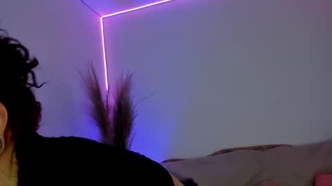 Jenn online show from January 14, 2025, 12:00 am