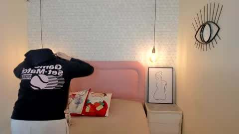  K I T T  Y  online show from December 22, 2025, 12:24 pm