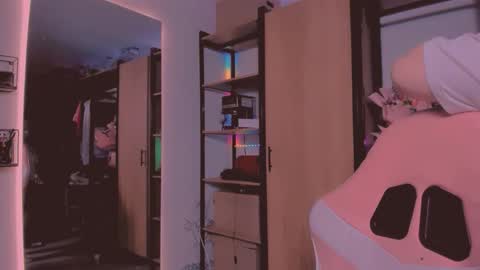 Snapshot of kpayton99 chatting on January 15, 2026, 3:22 am Khloe online show from January 15, 2026, 3:22 am