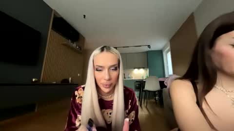 Kris the doll online show from December 3, 2025, 1:09 pm