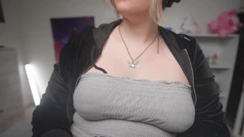 Snapshot of krystalsyxx chatting on October 10, 2025, 1:26 am Krystal Syx online show from October 10, 2025, 1:26 am