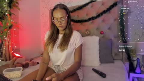 kyaraebony_ online show from January 2, 2025, 3:26 am