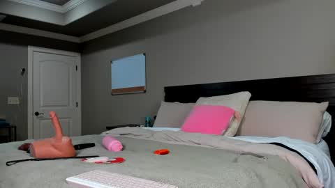 Kylie online show from October 7, 2025, 1:52 pm