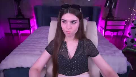 Nicole online show from July 17, 2026, 7:04 am