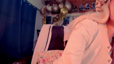 Snapshot of kyliekandy chatting on February 13, 2025, 9:17 pm   online show from February 13, 2025, 9:17 pm