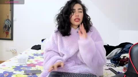 kyliemamihottie online show from October 25, 2025, 7:52 pm