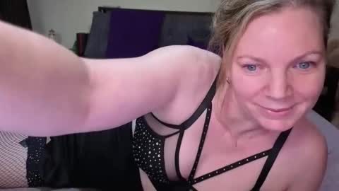 l4dyc4pricorn76 online show from February 12, 2026, 11:27 am