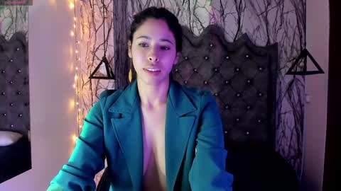 Laia online show from January 8, 2025, 3:39 pm