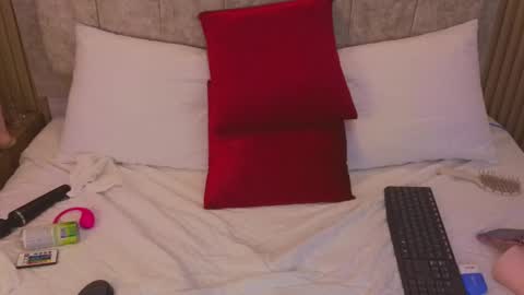 laiamilf online show from March 3, 2025, 11:56 pm