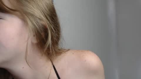 lailacuteee online show from June 14, 2026, 5:37 pm