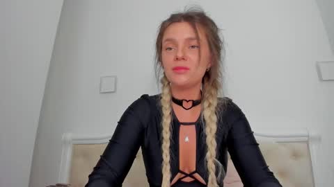 Lallie  online show from December 17, 2025, 3:29 pm