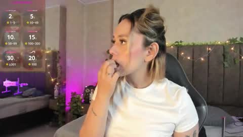 Snapshot of lanaamills chatting on February 18, 2026, 5:25 am Lana online show from February 18, 2026, 5:25 am