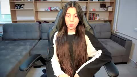 Lana online show from June 4, 2026, 5:19 pm