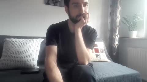 laraaan online show from October 31, 2025, 2:29 pm