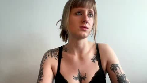 Lara online show from June 19, 2026, 4:44 pm