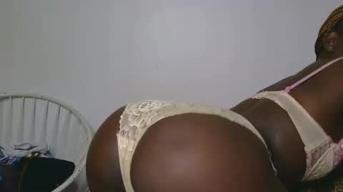 latiffaah_xx online show from February 28, 2026, 12:50 pm