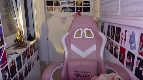 miiiiiiaaaa online show from December 6, 2024, 2:24 am