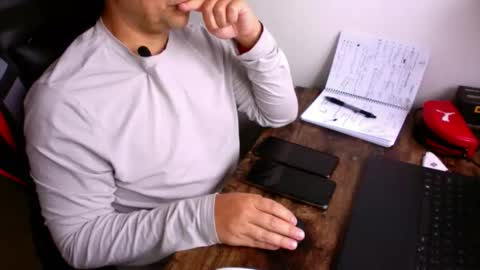 Snapshot of latino8484 chatting on November 12, 2025, 9:10 am latino8484 online show from November 12, 2025, 9:10 am