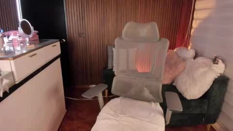 laura cruz online show from April 13, 2026, 1:11 am