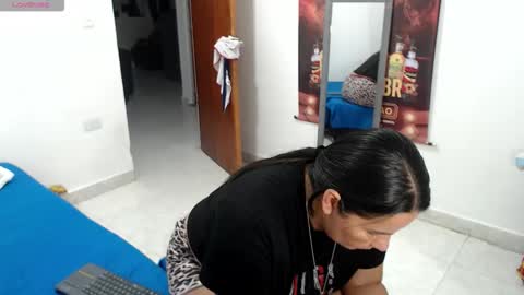 laura_foxx2379 online show from April 28, 2026, 3:33 am