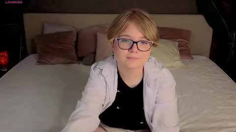 Snapshot of lauraaa_smith chatting on February 9, 2026, 2:04 am Laura online show from February 9, 2026, 2:04 am