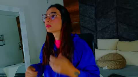 lauraagomezz__ online show from October 19, 2025, 11:44 am