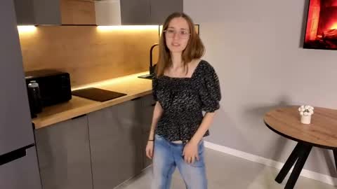 Snapshot of lauracollins__ chatting on May 6, 2026, 2:55 pm May online show from May 6, 2026, 2:55 pm