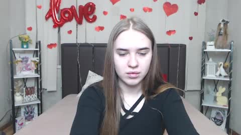 LauraHlot online show from April 3, 2026, 5:44 pm