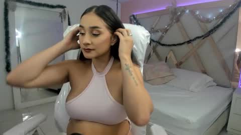 laura  online show from December 15, 2025, 9:52 pm