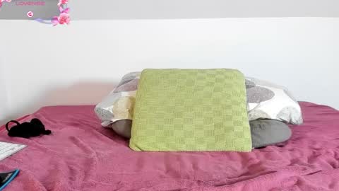 Snapshot of laurasommer chatting on January 21, 2025, 5:41 pm Laura Lara Sommer online show from January 21, 2025, 5:41 pm