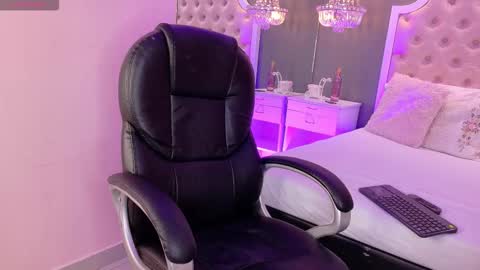 Lauren  online show from November 19, 2025, 2:22 am