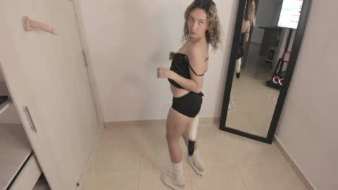 laurenn_111 online show from June 6, 2026, 8:02 pm