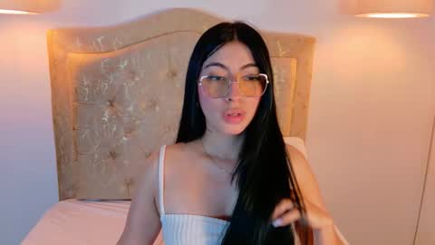 laurenn_smitth online show from November 4, 2025, 12:37 pm
