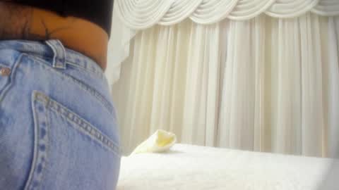 Lauren Saenz online show from September 13, 2025, 12:05 pm