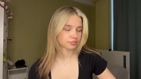 Bella online show from April 8, 2026, 11:21 am