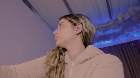 Lauu G online show from March 1, 2025, 4:37 am