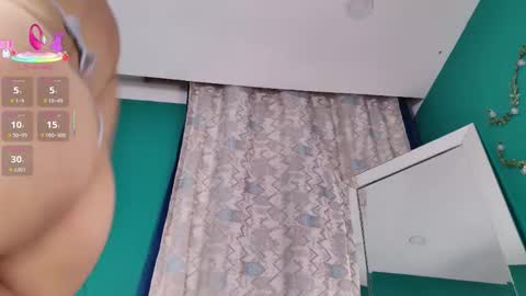 layla_17 online show from September 28, 2025, 1:11 am