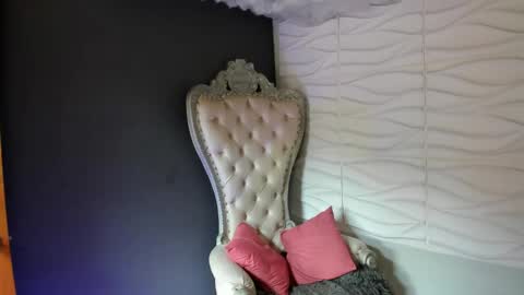 Layla online show from April 10, 2026, 6:56 pm