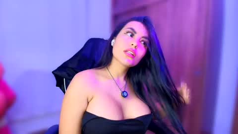 Layla online show from April 6, 2026, 4:57 am