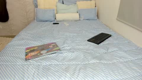 Layla Vanegas online show from January 22, 2025, 3:29 pm