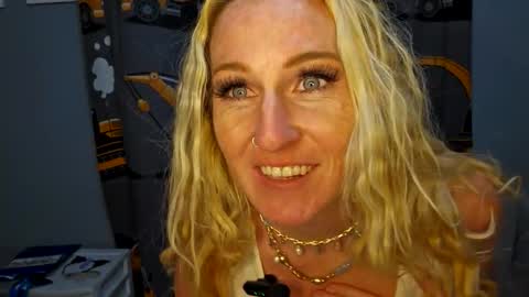 laylalucks online show from October 22, 2025, 3:18 am