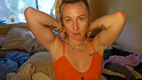 laylalucks online show from October 22, 2025, 5:34 pm