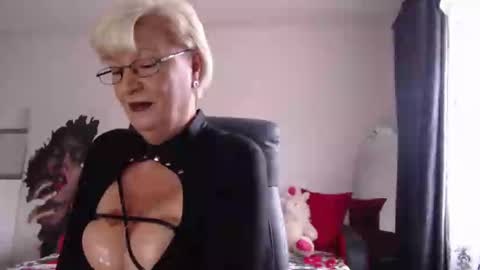 Layla online show from December 8, 2024, 7:37 am