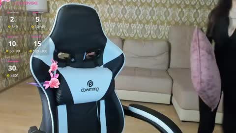 laylaura online show from May 13, 2026, 10:01 am