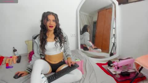 Snapshot of layqueen77 chatting on February 12, 2025, 12:27 am Layqueen online show from February 12, 2025, 12:27 am