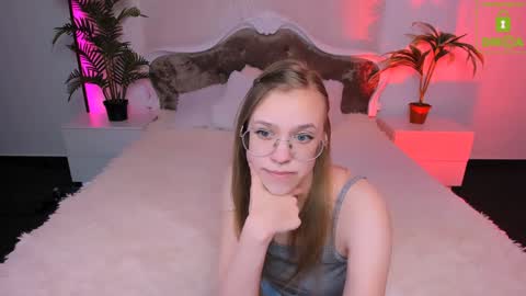 layriantavee online show from February 7, 2025, 7:40 am