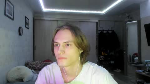 Snapshot of lazaret1k chatting on April 9, 2026, 10:59 pm Vladi online show from April 9, 2026, 10:59 pm